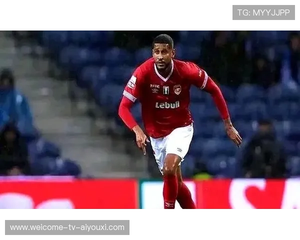 武汉三镇菲尔米诺硬吃对抗，护球后把球稳稳交给前场